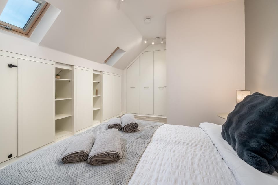 Stunning 4BR Home Woodford Green Driveway House in Ilford