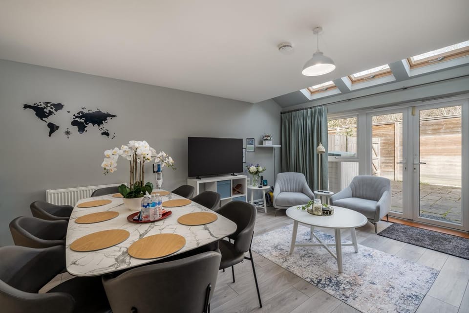 Stunning 4BR Home Woodford Green Driveway House in Ilford