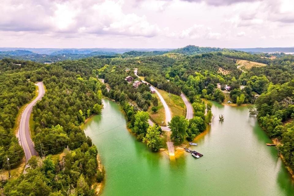 Spectacular Lake Cabin! Sleeps 14, Private Lake Access and Dock, Hot Tub, Free Parking! Cabin in Douglas Lake