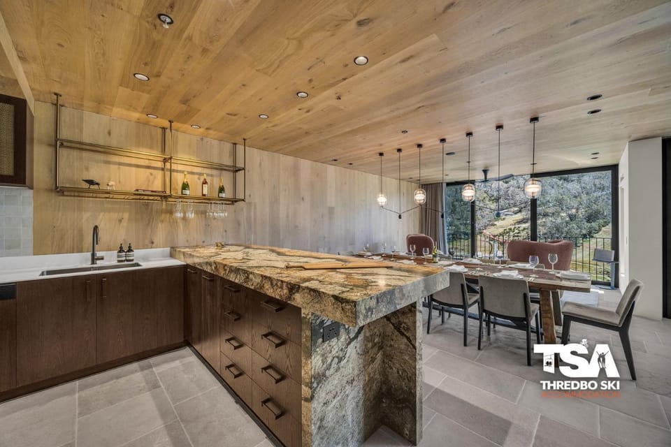 Kitchen or kitchenette, Dining area