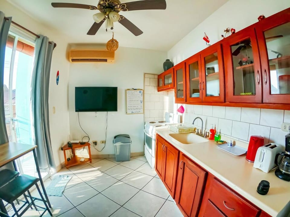 Coffee/tea facilities, Kitchen or kitchenette, stove, air conditioner