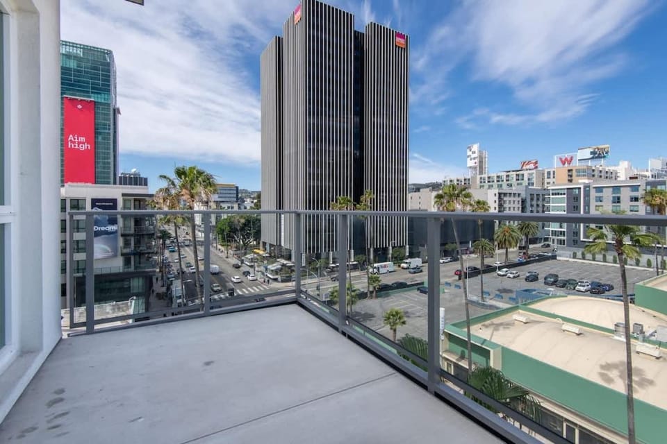 Glam 2BR Apt with Iconic View of Hollywood Sign Apartment in Hollywood