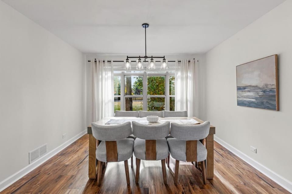 Elegant 4BR Tudor Retreat Spacious, Peaceful! House in Bolingbrook