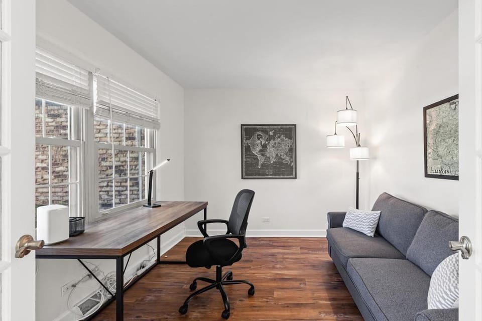 Elegant 4BR Tudor Retreat Spacious, Peaceful! House in Bolingbrook