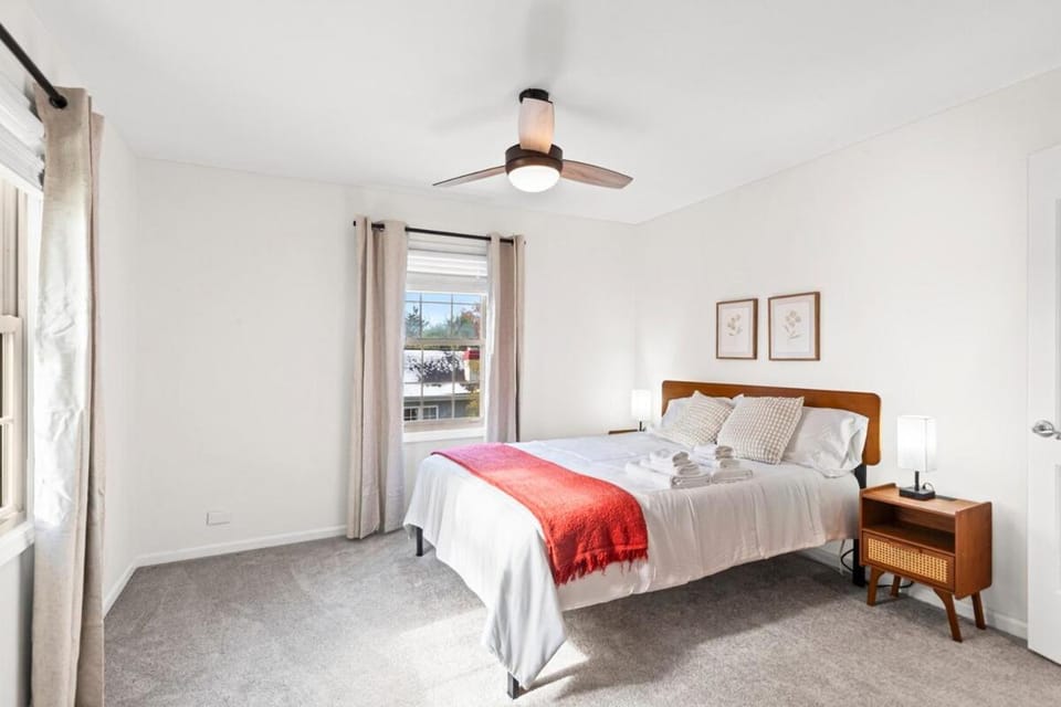 Elegant 4BR Tudor Retreat Spacious, Peaceful! House in Bolingbrook