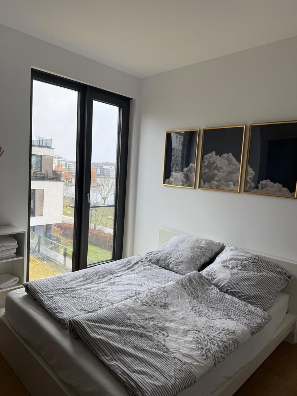 Bedroom, Lake view