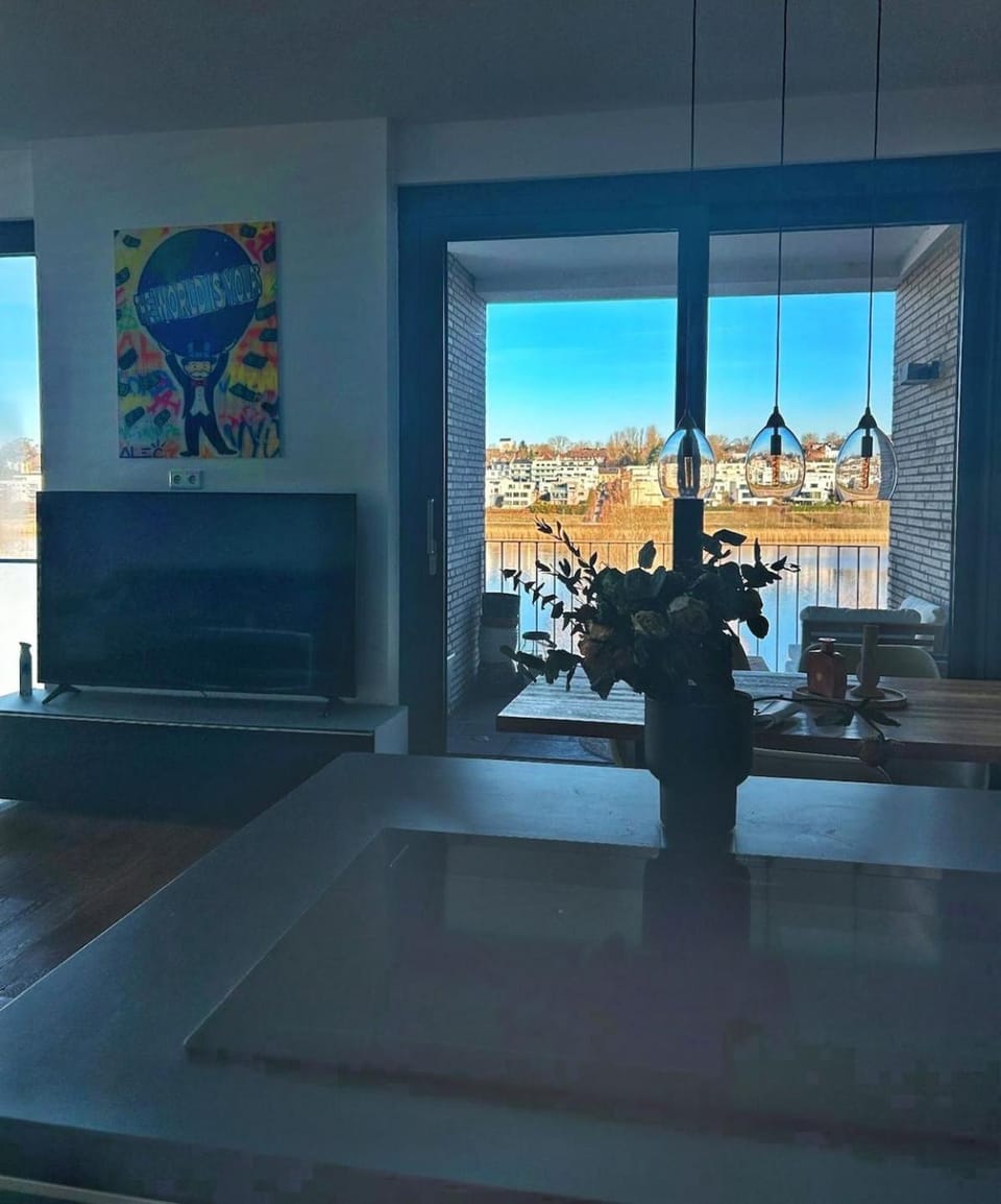 Dining area, Lake view, kitchen