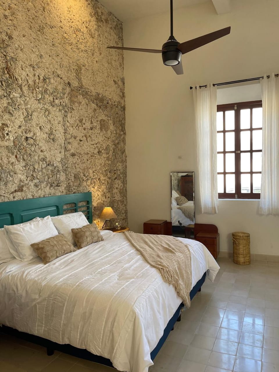 Stylish Escape in Mérida Centro, Vibrant Nightlife Nearby House in Merida