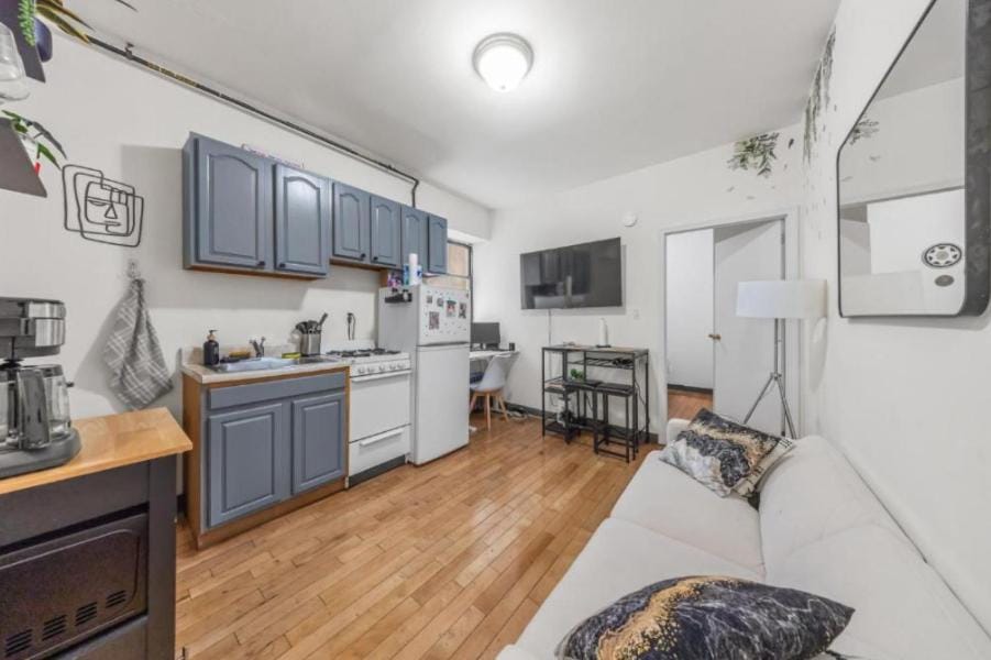 Chic Times Square 1BR Entire Apt - Private Kitchen & Bath - Hosts 4 Bed and Breakfast in Midtown