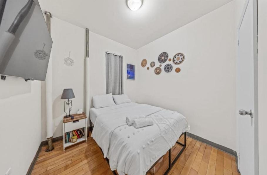 Chic Times Square 1BR Entire Apt - Private Kitchen & Bath - Hosts 4 Bed and Breakfast in Midtown