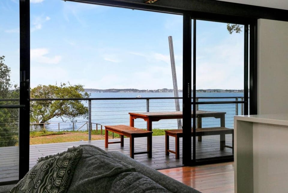Pindimar Beach Sanctuary Absolute Beachfront Apartment in Tea Gardens