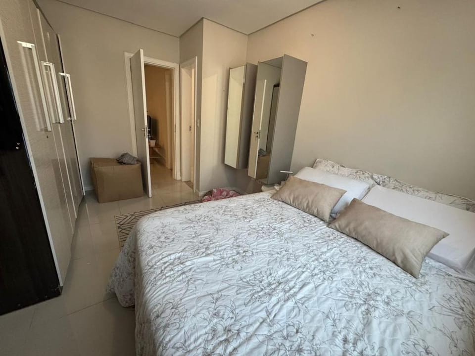 Barbecue, AC living room and bedroom 400 meters from the sea Apartment in Balneário Camboriú