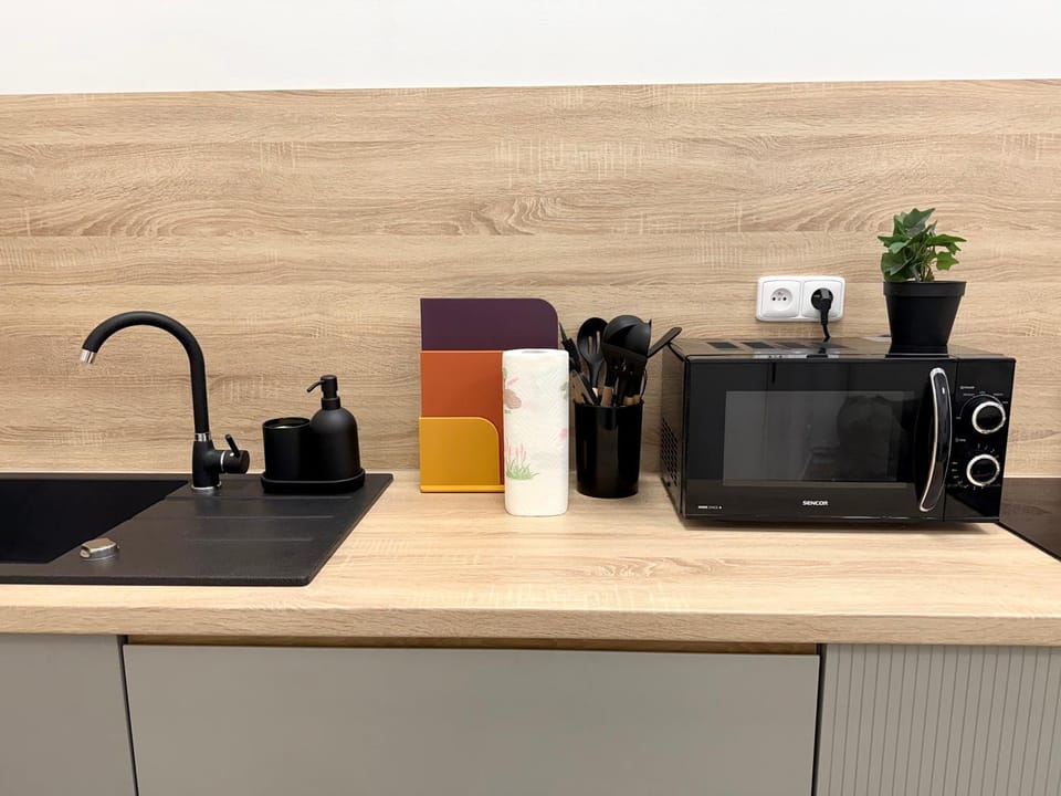 Coffee/tea facilities, Kitchen or kitchenette, stove