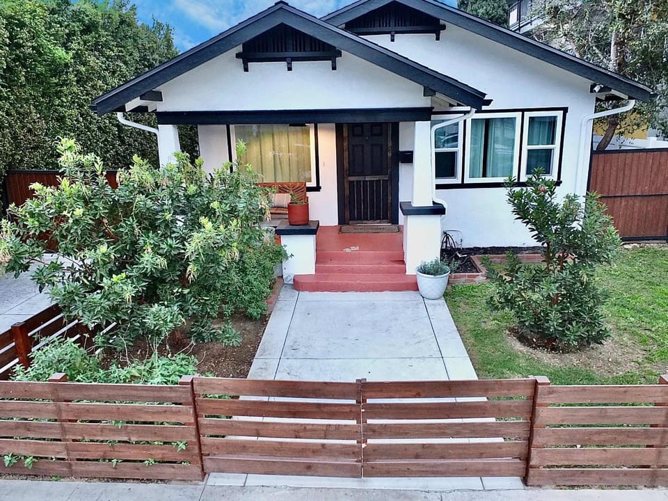 Charming Craftsman - Beach Close Apartment in Long Beach