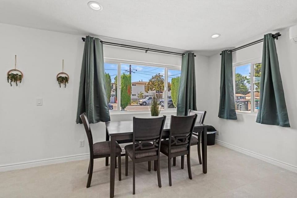 20 Percent OFF Monthly Luxury 3BR Getaway House in Tustin