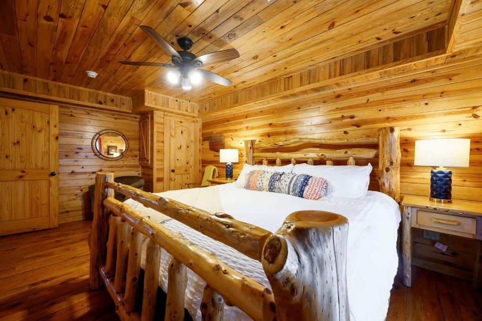 Kodiak Bear-hot tub-playground-location House in Oklahoma