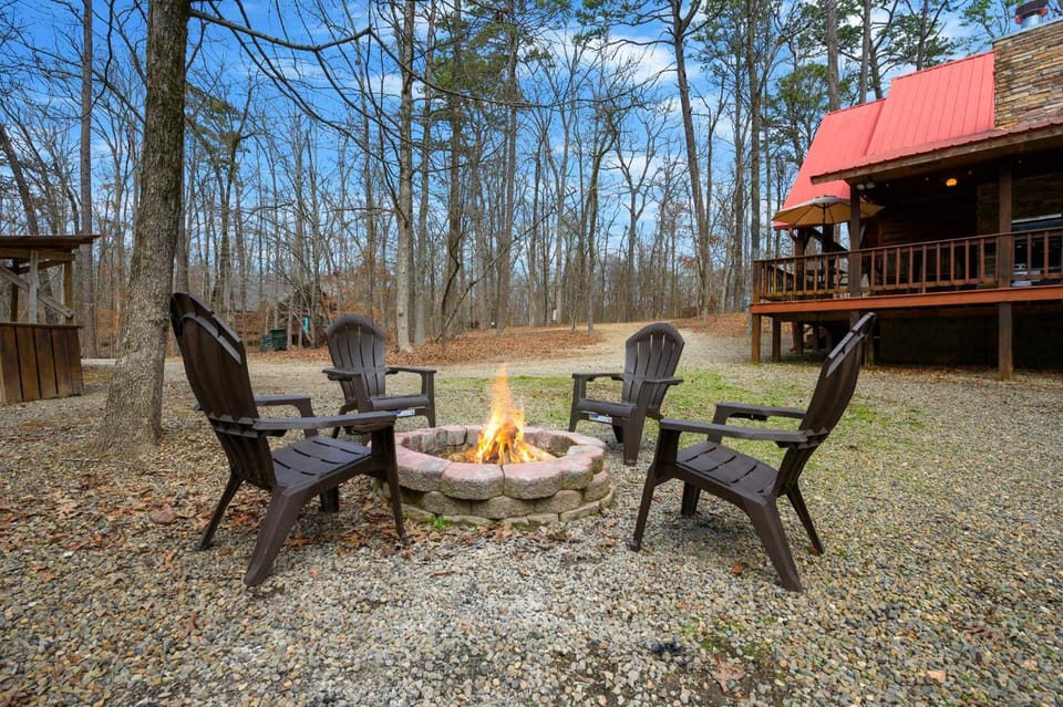 Kodiak Bear-hot tub-playground-location House in Oklahoma