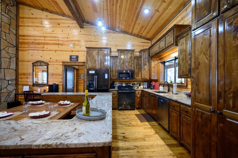 Hoot's Hideaway spacious family friendly hot tub House in Oklahoma