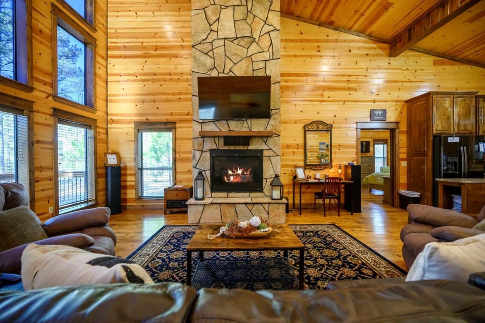 Hoot's Hideaway spacious family friendly hot tub House in Oklahoma