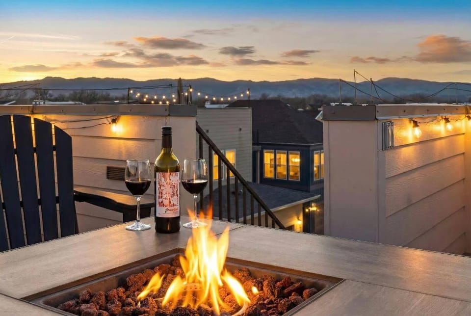 NEW! Walk 2 town | Rooftop hot tub | 2 King beds House in Fort Collins