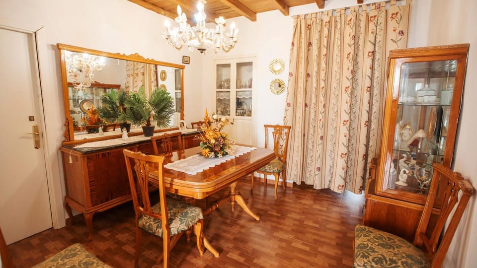 Living room, Decorative detail, Seating area