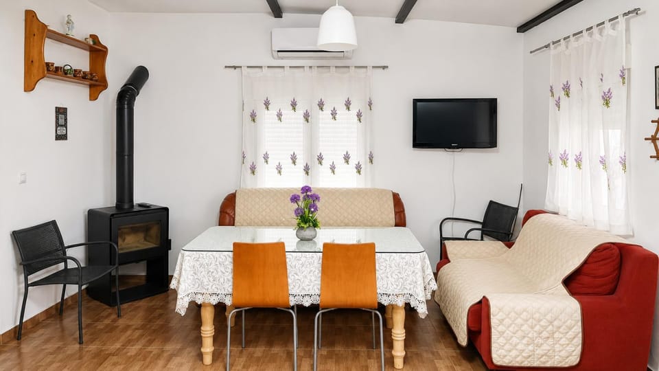 Communal lounge/ TV room, TV and multimedia, Living room, Seating area, Dining area, fireplace, air conditioner