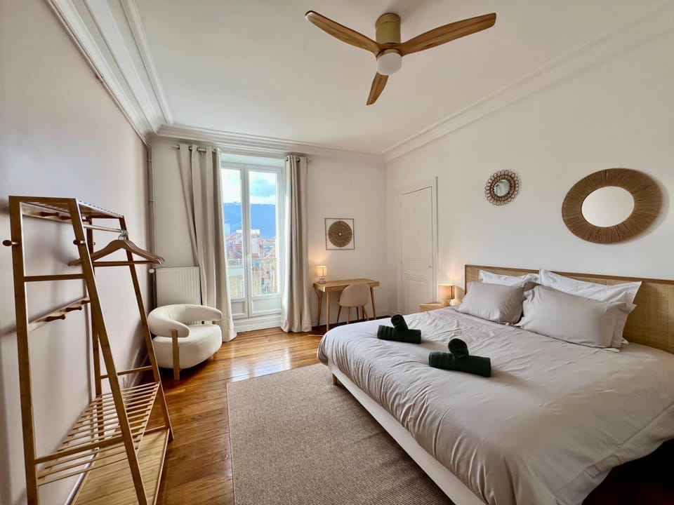 Photo of the whole room, Bedroom