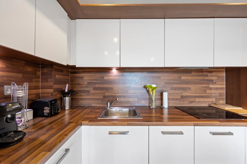 Coffee/tea facilities, stove, toaster, kitchen