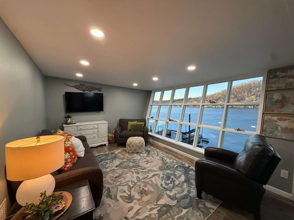 Lucky Duck Lakefront Fire Pit House in Lake of the Ozarks