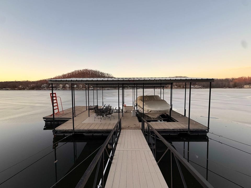 Lucky Duck Lakefront Fire Pit House in Lake of the Ozarks