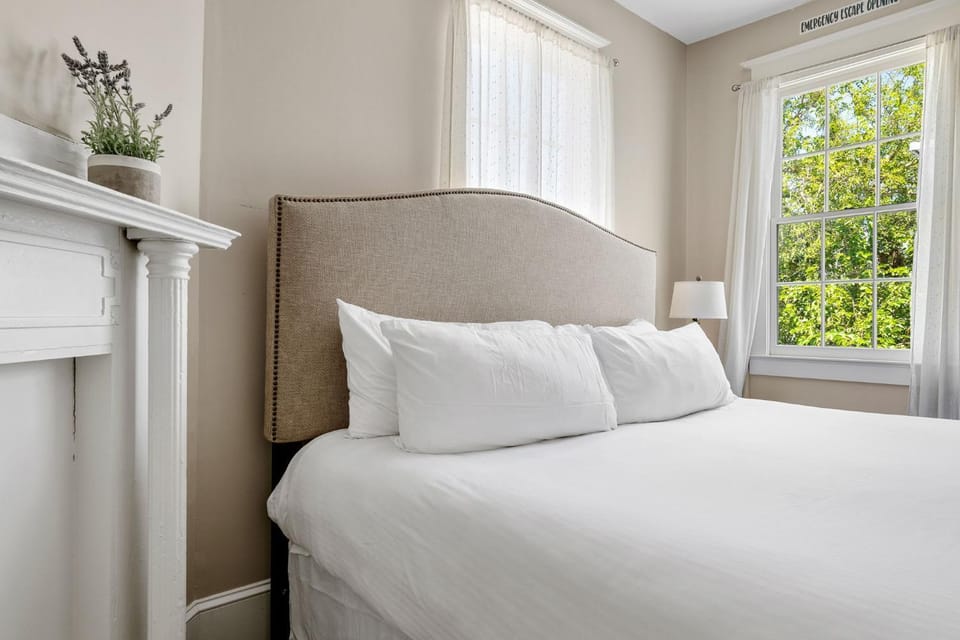 The Jasmine Suite Stylish 3BR Walk to King House in Charleston