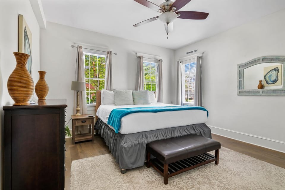 The Oyster Suite 2BR Steps to King Sleeps 4 House in Charleston