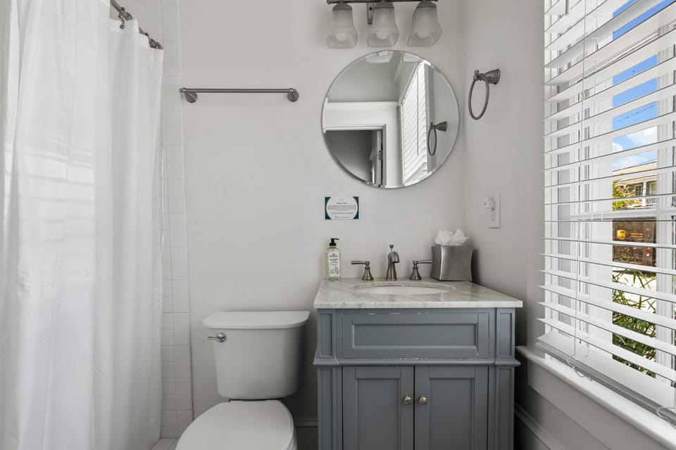 The Oyster Suite 2BR Steps to King Sleeps 4 House in Charleston
