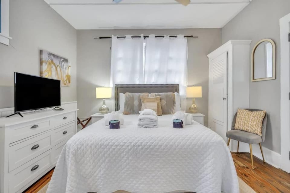 Historic 1905 Charming Bungalow 2 Blocks From King House in Charleston