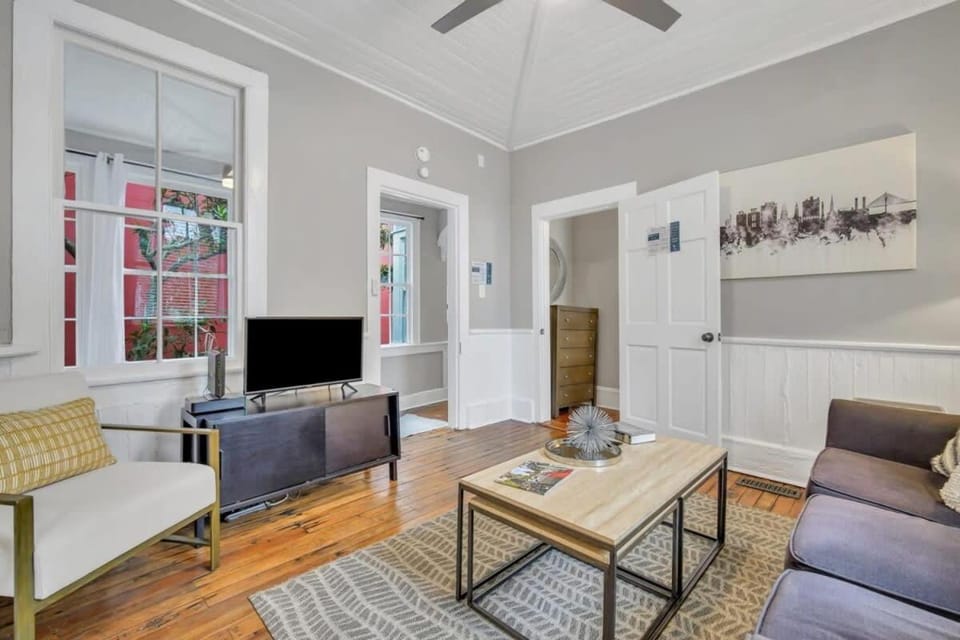 Historic 1905 Charming Bungalow 2 Blocks From King House in Charleston