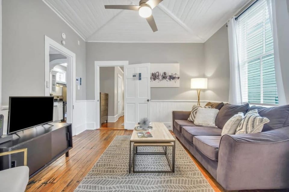 Historic 1905 Charming Bungalow 2 Blocks From King House in Charleston