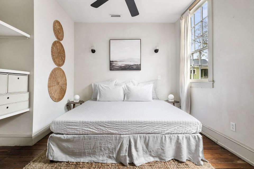 Chic 3BR 2BA Downtown Stay The Blue Chip Apartment in Charleston