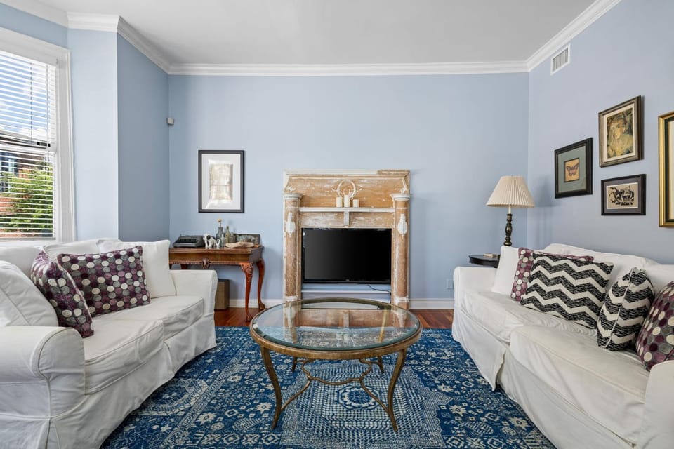 Downtown Grill Sleeps 6 Steps from King St House in Charleston