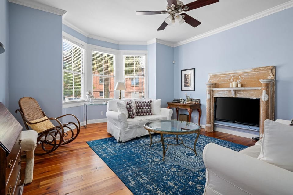 Downtown Grill Sleeps 6 Steps from King St House in Charleston