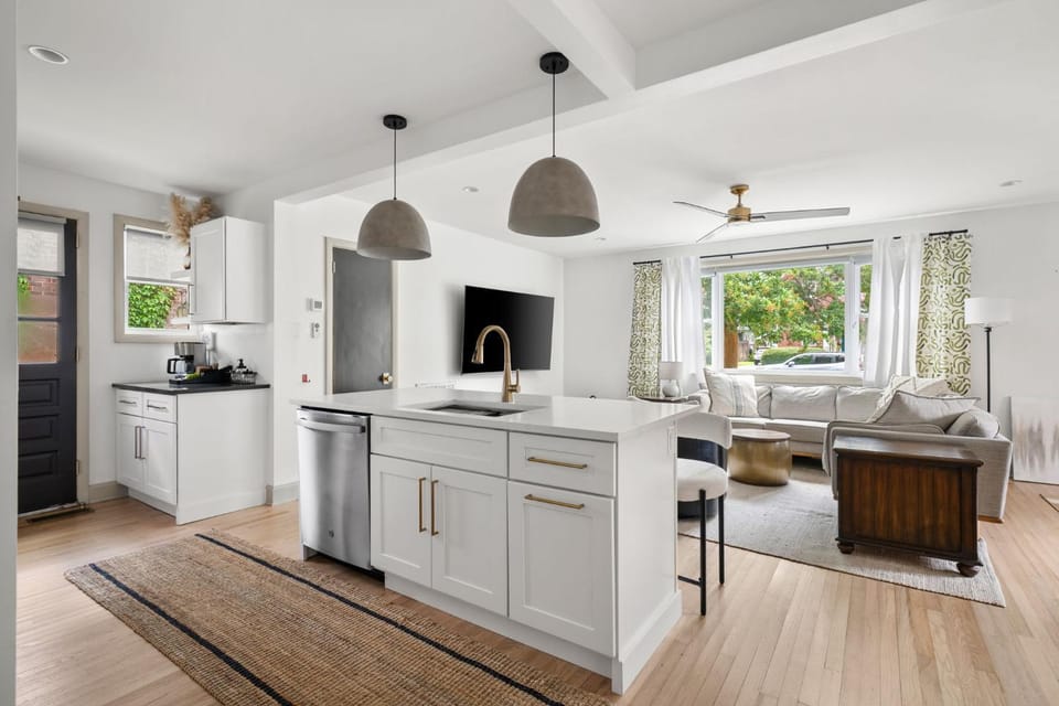 Casa Luna Downtown Hampton Park Apartment in Charleston