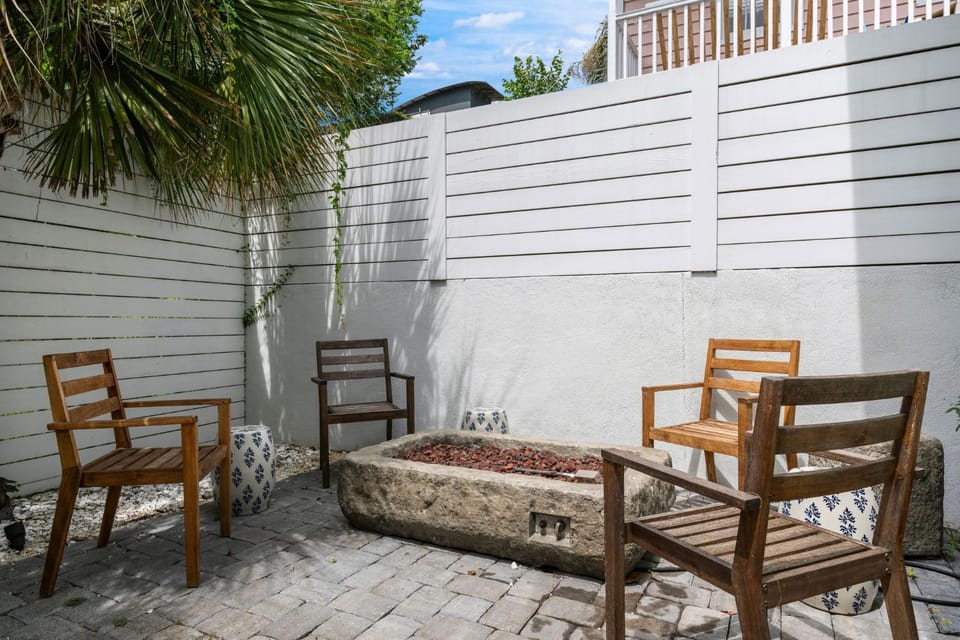 Historic Home 2 Blocks To King Backyard Patio House in Charleston