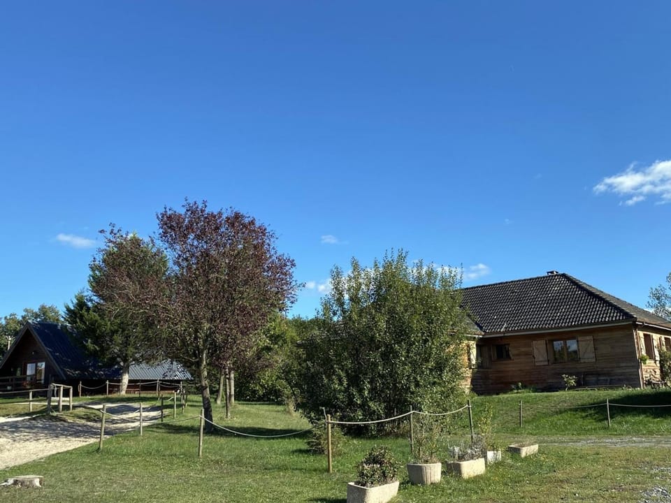 Grand chalet, parking, animaux admis - 11 pers. près de Vichy - FR-1-489-625 House in Auvergne-Rhône-Alpes