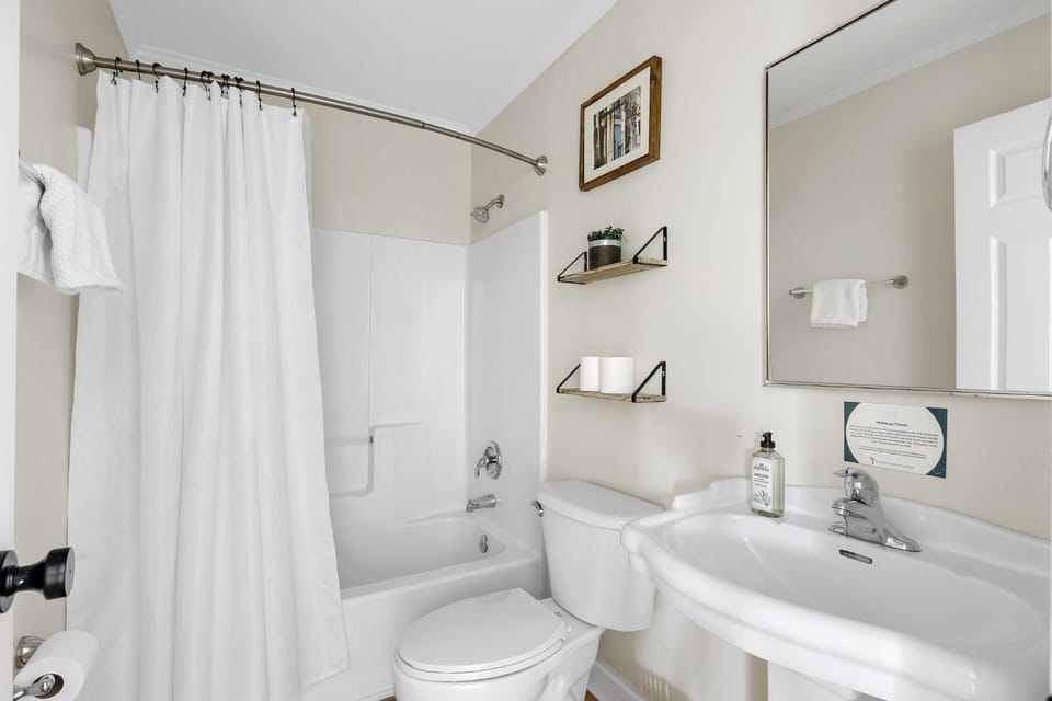 Steps to King St Restaurants & Bars Downtown Condo Apartment in Charleston