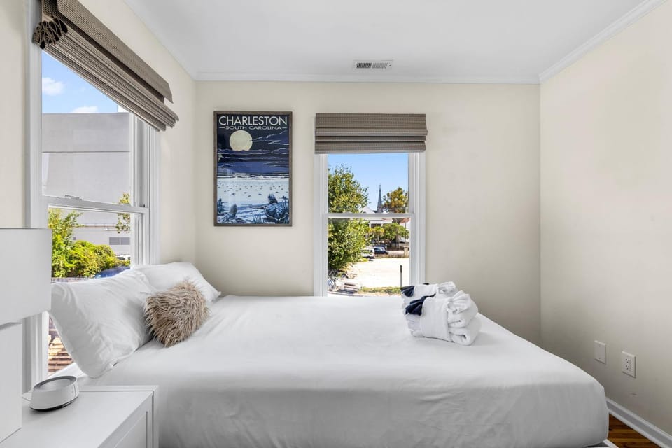 Steps to King St Restaurants & Bars Downtown Condo Apartment in Charleston