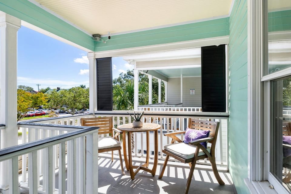 Steps to King St Restaurants & Bars Downtown Condo Apartment in Charleston