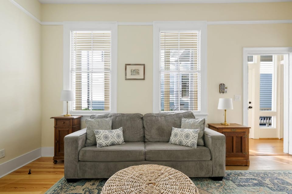 Historic Downtown Home Steps to King Street Apartment in Charleston