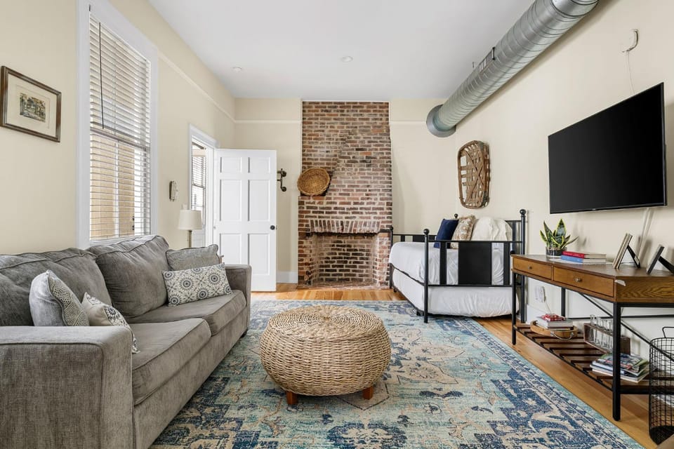 Historic Downtown Home Steps to King Street Apartment in Charleston