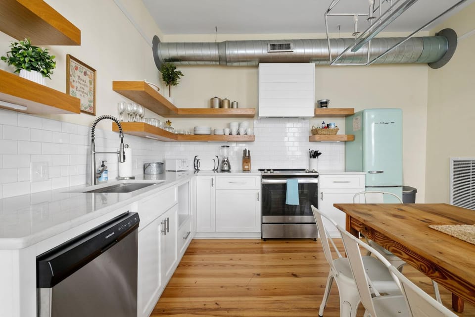 Historic Downtown Home Steps to King Street Apartment in Charleston