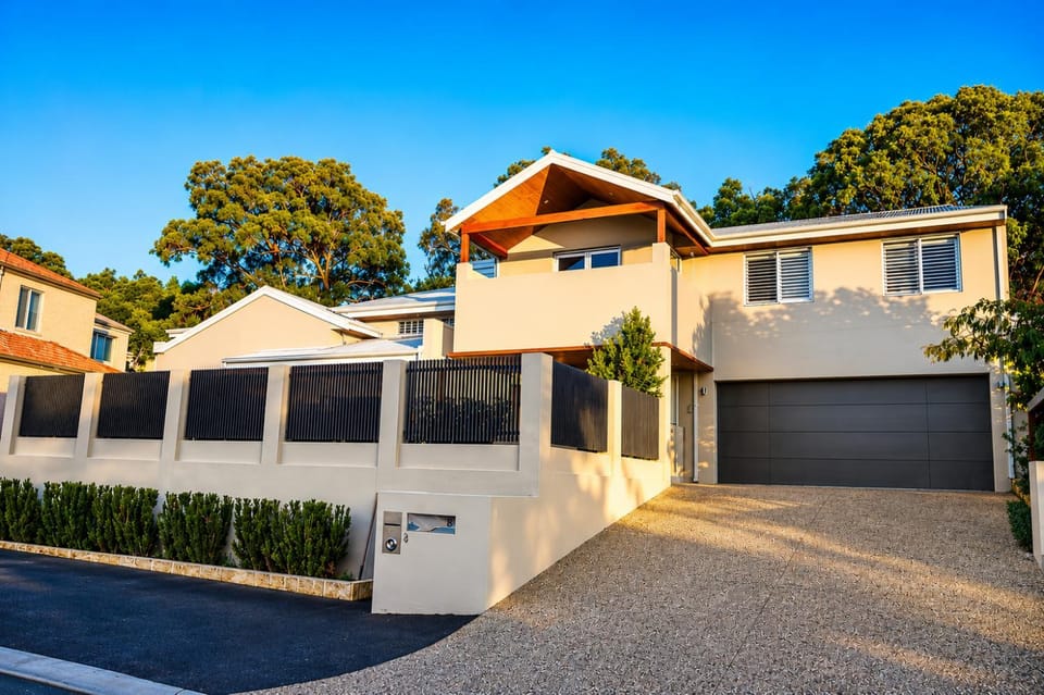 Sant's Beach Retreat - Private Pool and Fire Pit House in Perth