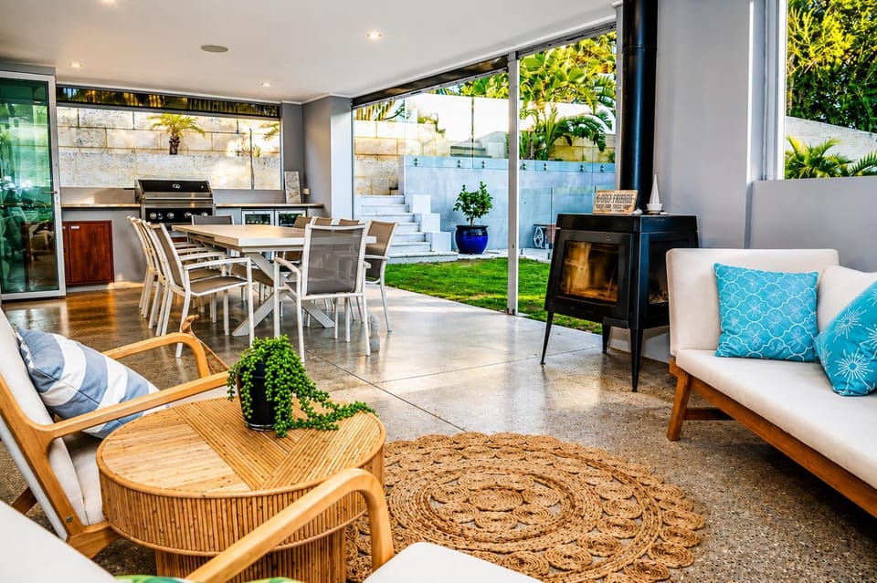 Sant's Beach Retreat - Private Pool and Fire Pit House in Perth